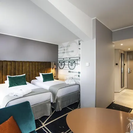Mercure Centrum 4* بوزنان