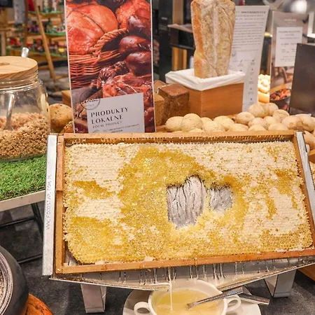 Mercure Centrum 4* بوزنان