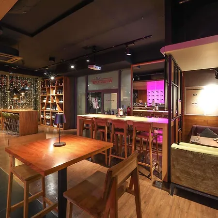 Mercure Centrum فندق بوزنان