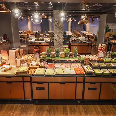 Mercure Centrum 4* بوزنان