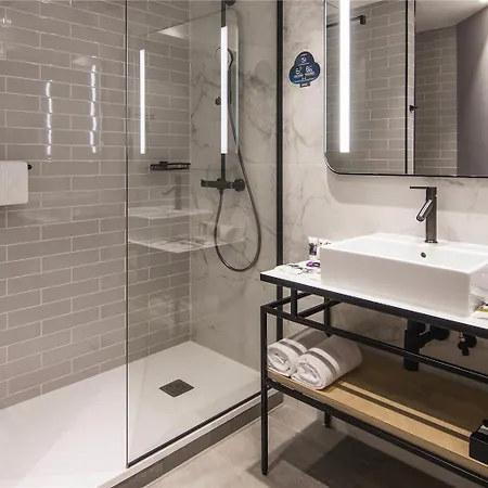 Mercure Centrum 4* بوزنان