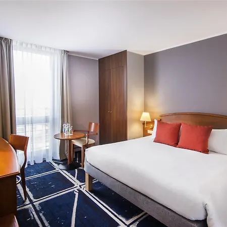 Mercure Centrum 4* بوزنان