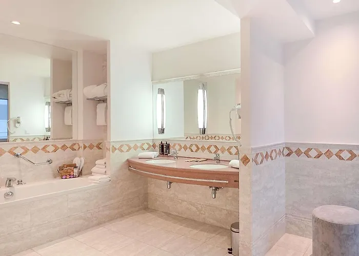 Mercure Centrum 4* بوزنان